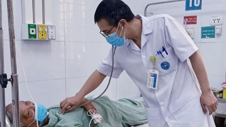 Khám cho bệnh nhân lao.