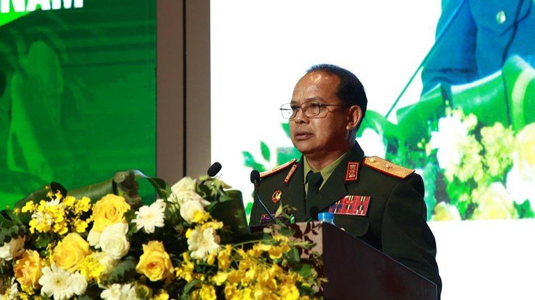 Thiếu tướng Khampeng Phummakeo, Cục trưởng Cục Quân y, Quân đội nhân dân Lào phát biểu tại hội nghị.