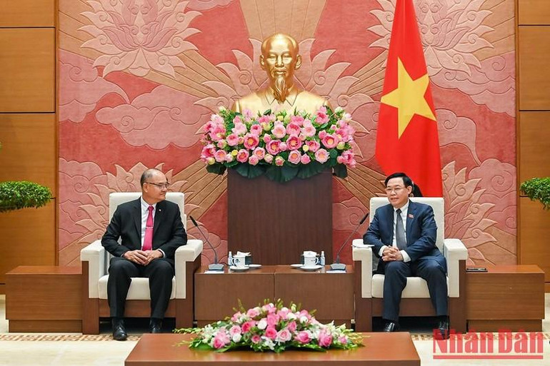 Chủ tịch Quốc hội Vương Đình Huệ tiếp Phó Chủ tịch thứ nhất Thượng viện Thái Lan Singsuk Singpai. (Ảnh: DUY LINH)