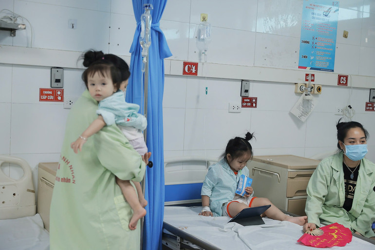 Bác sĩ đặc biệt lưu ý phòng bệnh cho trẻ nhỏ trong mùa dịch Covid-19 năm nay nếu trẻ từng mắc sởi, có hệ miễn dịch kém.