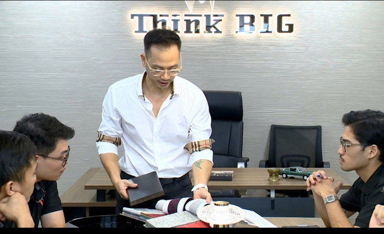 Anh Trần Anh Cường thảo luận cùng ê-kíp về lựa chọn mẫu và chất liệu thiết kế.