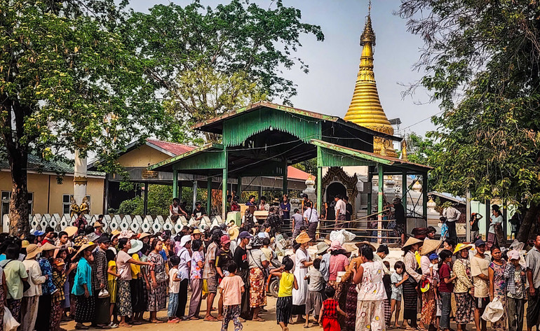 Dòng người xếp hàng đợi nhận đồ tiếp tế tại làng Sagaing, tỉnh Sagaing, Myanmar. (Ảnh: THÀNH ĐẠT) Dòng người xếp hàng đợi nhận đồ tiếp tế tại làng Sagaing, tỉnh Sagaing, Myanmar. (Ảnh: THÀNH ĐẠT)