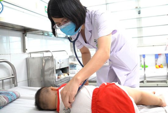 Thạc sĩ, bác sĩ Đỗ Thị Thúy Nga, Phó Trưởng Khoa Nội tổng quát, Trung tâm Bệnh nhiệt đới, Bệnh viện Nhi Trung ương khám cho bệnh nhi. Thạc sĩ, bác sĩ Đỗ Thị Thúy Nga, Phó Trưởng Khoa Nội tổng quát, Trung tâm Bệnh nhiệt đới, Bệnh viện Nhi Trung ương khám cho bệnh nhi.