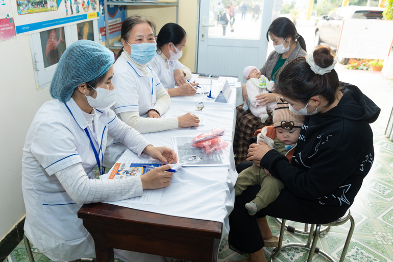 Công tác khám sàng lọc tại Trạm Y tế xã Khe Mo.