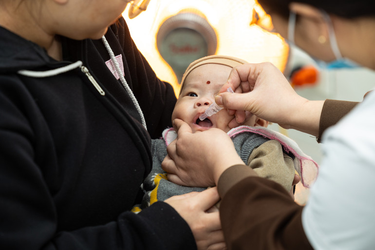 Con chị Triệu Thị Phương được uống liều vaccine Rota thứ 2.