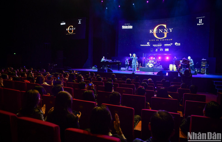 Kenny G vẫy tay chào khán giả Việt Nam sau đêm diễn.