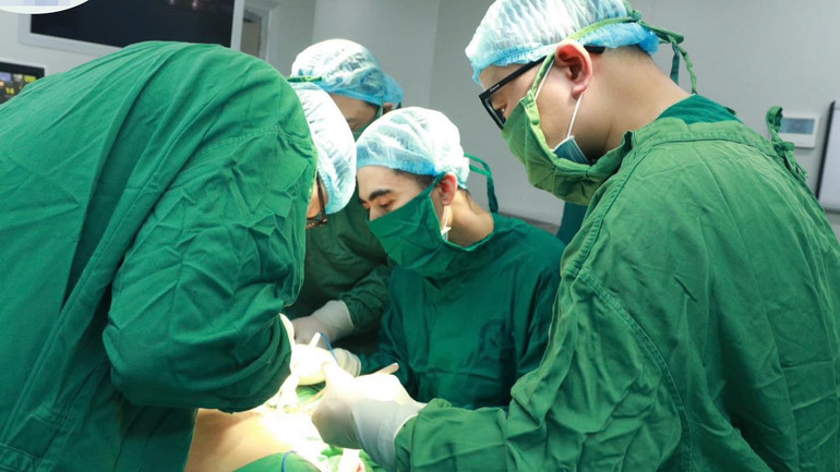 Ca mổ kéo dài nhiều giờ, đối mặt với nguy cơ mất máu nhiều đòi hỏi sự tập trung cao độ của ê-kíp mổ.