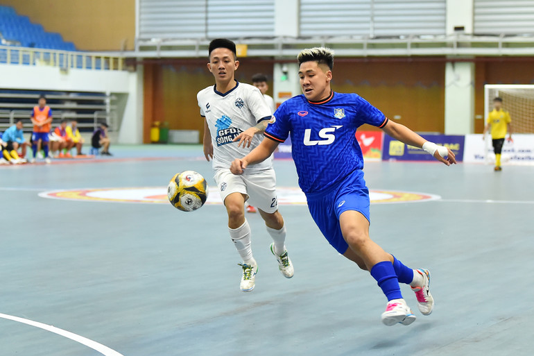 Với đội hình và trình độ được đánh giá nhỉnh hơn, ngay sau tiếng còi khai cuộc, các cầu thủ Thái Sơn Bắc (áo xanh) chủ động triển khai lối chơi tấn công trước câu lạc bộ đến từ thành phố Đà Nẵng.