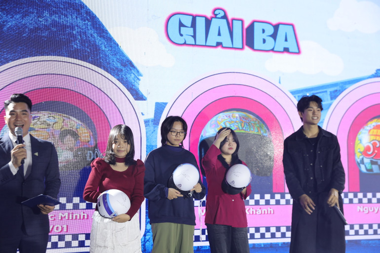 Giải Ba trao cho Vũ Ngọc Khánh (lớp 8V5); Đào Ngọc Minh An (lớp 9V01).