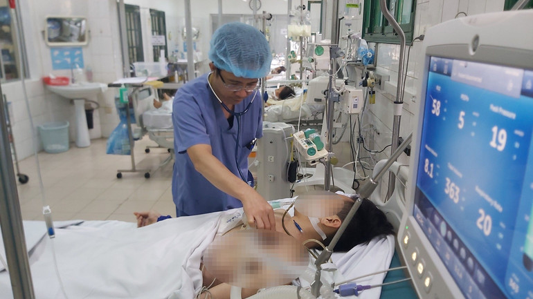 Bác sĩ Quân đang điều trị cho bệnh nhân nặng. Bác sĩ Quân đang điều trị cho bệnh nhân nặng.