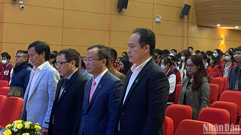 Một phút mặc niệm tưởng nhớ bà Nguyễn Thị Hồng Hải và ông Đào Đức Lợi.