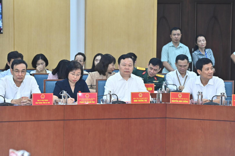 Các đại biểu và cử tri dự hội nghị.