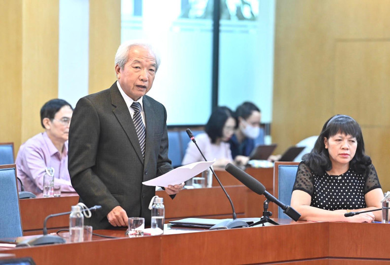 Cử tri quận Ba Đình phát biểu kiến nghị với các đại biểu Quốc hội thành phố Hà Nội.