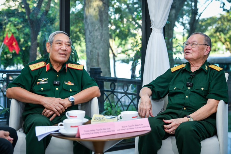 Trung tướng Nguyễn Đức Soát và Đại tá Nguyễn Đình Kiên. (Ảnh: THÀNH ĐẠT)