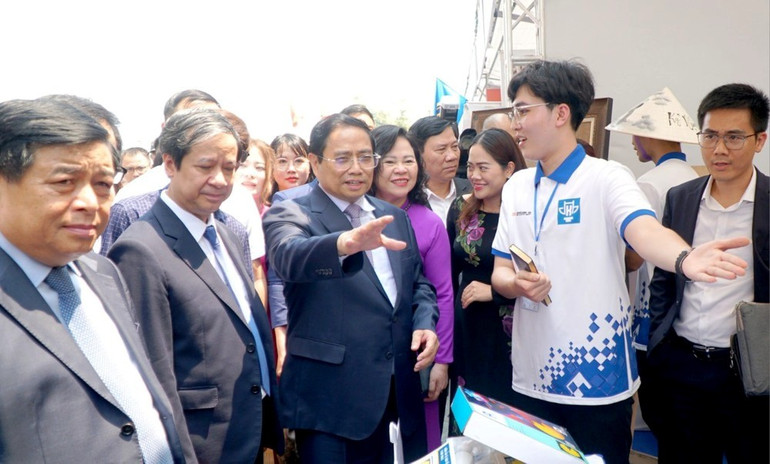 Thủ tướng Phạm Minh Chính cùng các đại biểu tham quan các gian hàng được trưng bày tại ngày hội.