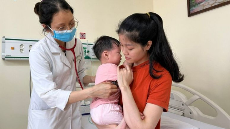 Bác sĩ thăm khám cho bệnh nhi.