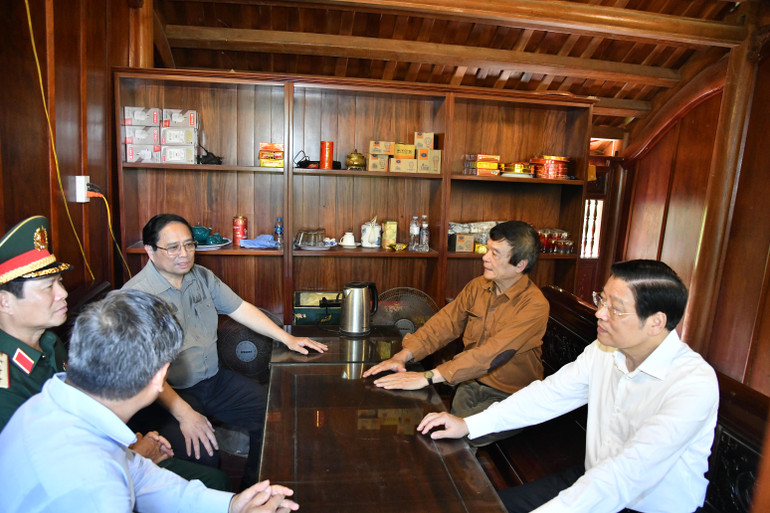 Thủ tướng Phạm Minh Chính nói chuyện với thân nhân gia đình Đại tướng Võ Nguyên Giáp. Thủ tướng Phạm Minh Chính nói chuyện với thân nhân gia đình Đại tướng Võ Nguyên Giáp.