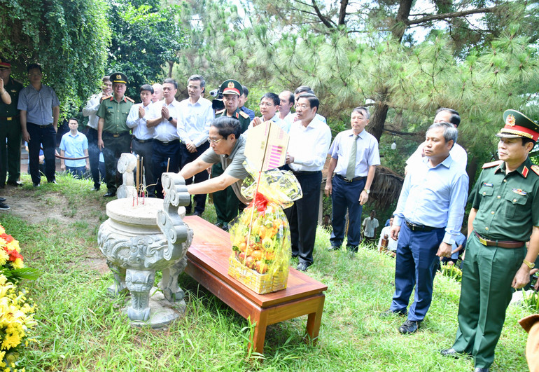 Thủ tướng Phạm Minh Chính dâng hương tưởng niệm Đại tướng Võ Nguyên Giáp. Thủ tướng Phạm Minh Chính dâng hương tưởng niệm Đại tướng Võ Nguyên Giáp.