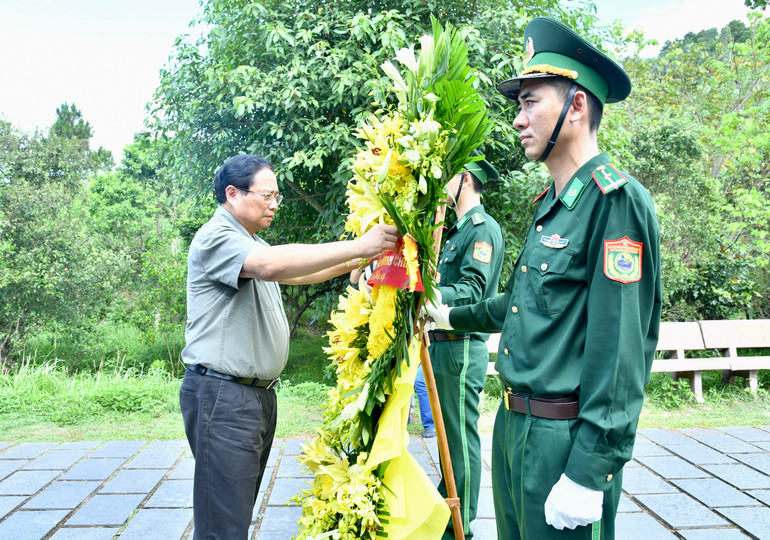 Thủ tướng Phạm Minh Chính dâng hoa tưởng niệm Đại tướng Võ Nguyên Giáp. Thủ tướng Phạm Minh Chính dâng hoa tưởng niệm Đại tướng Võ Nguyên Giáp.