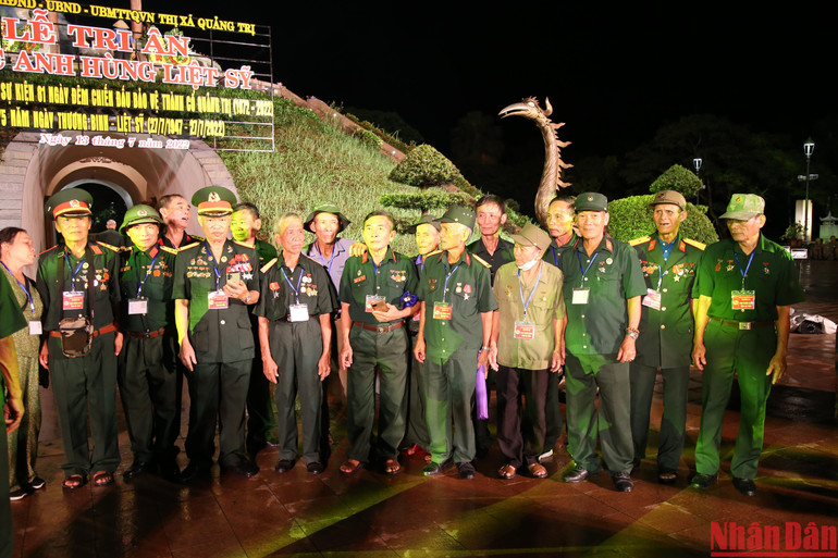 Các cựu chiến binh tham quan Di tích Thành cổ Quảng Trị. Các cựu chiến binh tham quan Di tích Thành cổ Quảng Trị.