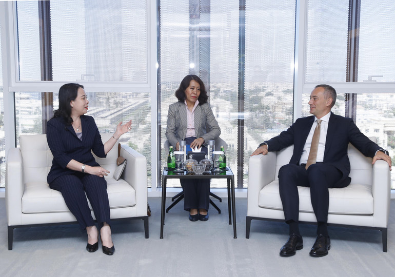 Phó Chủ tịch nước Võ Thị Ánh Xuân làm việc với lãnh đạo Học viện Ngoại giao Anwar Gargash. (Ảnh: TTXVN)