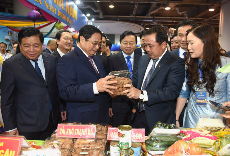 Thủ tướng Phạm Minh Chính và các các đại biểu tham quan các gian hàng của các tỉnh, thành phố. (Ảnh; Trần Hải) Thủ tướng Phạm Minh Chính và các các đại biểu tham quan các gian hàng của các tỉnh, thành phố. (Ảnh; Trần Hải)