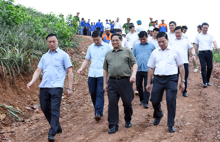 Trước đó, Thủ tướng Phạm Minh Chính đến kiểm tra tình hình thi công vị trí cột VT22 trên địa bàn xã Quỳnh Trang, thị xã Hoàng Mai, Nghệ An.