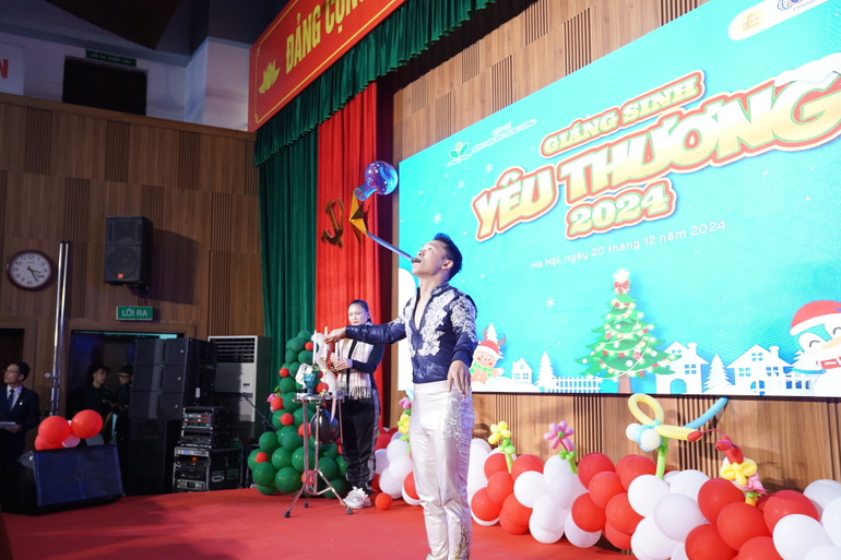 Một phần biểu diễn gây sự thích thú cho các em nhỏ.