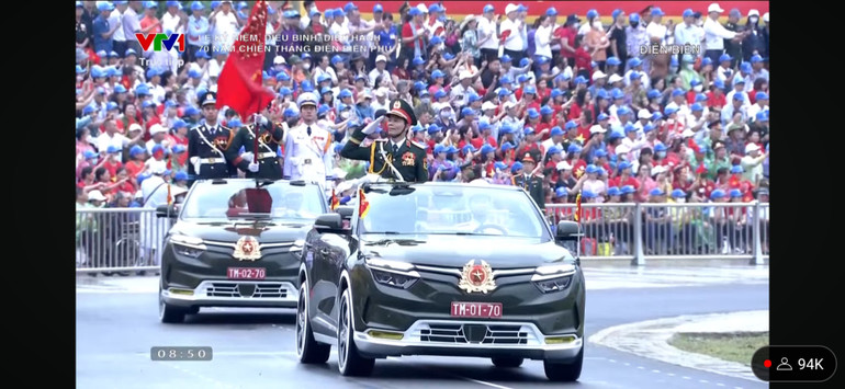 Đồng chí Trung tướng Nguyễn Trọng Bình, Phó Tổng Tham Mưu trưởng Quân đội nhân dân Việt Nam chỉ huy, dẫn đầu các khối đại diện cho lực lượng Quân đội nhân dân và Dân quân tự vệ. (Ảnh chụp màn hình)