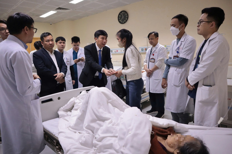 Ông Nguyễn Hồng Ngọc, Phó vụ trưởng Vụ Xã hội, Văn phòng Quốc hội thăm hỏi, động viên người bệnh nằm Bệnh viện E.