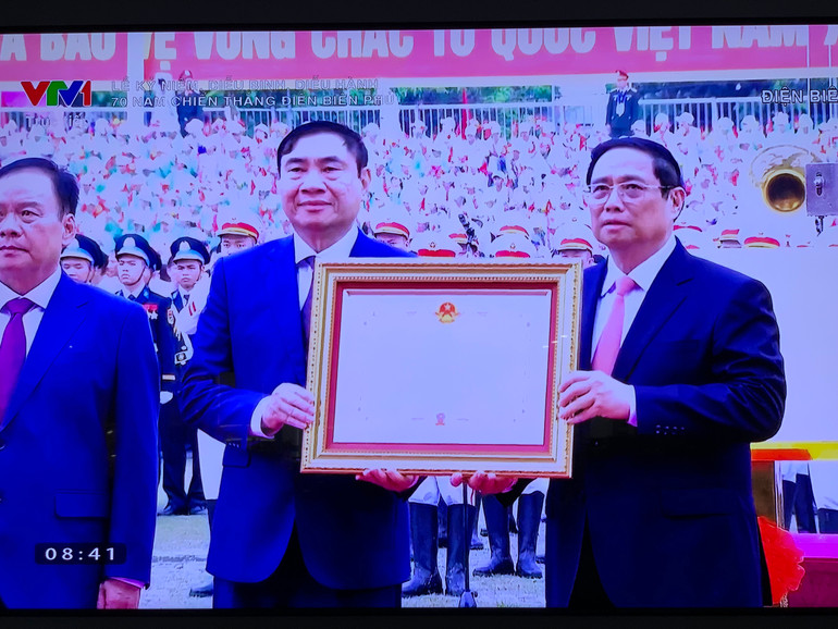 Thủ tướng Chính phủ Phạm Minh Chính trao bằng Huân chương cho đại diện lãnh đạo tỉnh Điện Biên. (Ảnh chụp màn hình)