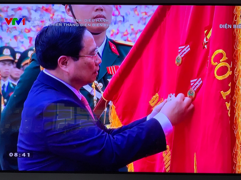 Thủ tướng Chính phủ Phạm Minh Chính gắn Huân chương lên Cờ truyền thống. (Ảnh chụp màn hình)