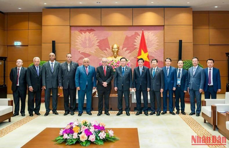 Chủ tịch Quốc hội Vương Đình Huệ và Tổng Thư ký Quốc hội và Hội đồng Nhà nước Cuba Homero Acosta Álvarez cùng đại biểu hai nước chụp ảnh lưu niệm tại buổi tiếp. (Ảnh: DUY LINH)