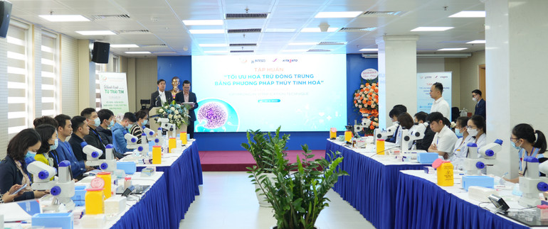 Các bác sĩ, chuyên viên phôi học tham gia tập huấn cùng các chuyên gia Nhật Bản.