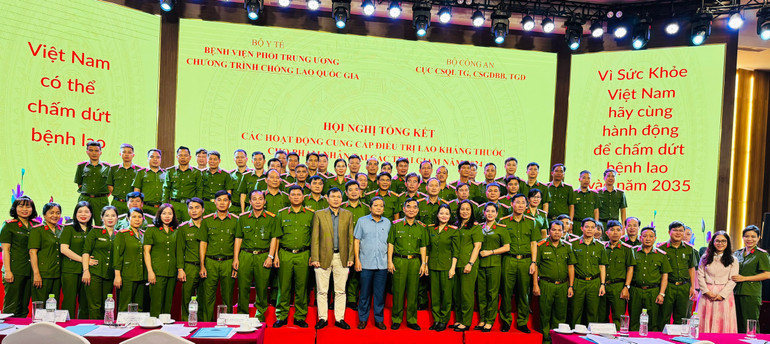 Trưởng Ban Điều hành Chương trình Chống lao Quốc gia trao giấy khen cho các tập thể, cá nhân có thành tích xuất sắc trong công tác phòng chống lao tại trại giam. Trưởng Ban Điều hành Chương trình Chống lao Quốc gia trao giấy khen cho các tập thể, cá nhân có thành tích xuất sắc trong công tác phòng chống lao tại trại giam.