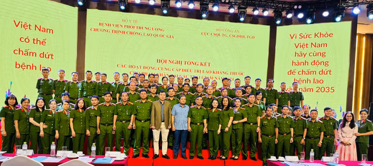 Trưởng Ban Điều hành Chương trình Chống lao Quốc gia trao giấy khen cho các tập thể, cá nhân có thành tích xuất sắc trong công tác phòng chống lao tại trại giam. Trưởng Ban Điều hành Chương trình Chống lao Quốc gia trao giấy khen cho các tập thể, cá nhân có thành tích xuất sắc trong công tác phòng chống lao tại trại giam.