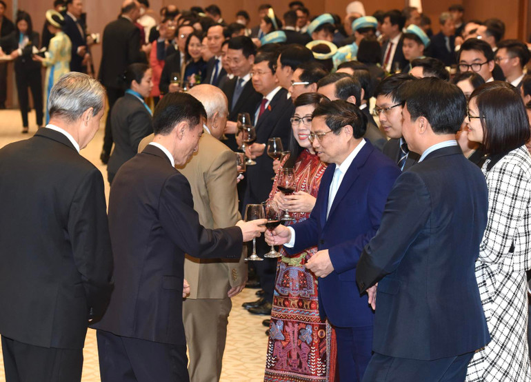 Thủ tướng Phạm Minh Chính và Phu nhân cùng các đồng chí lãnh đạo chúc mừng các Đại sứ, Trưởng đại diện các tổ chức quốc tế tại Hà Nội.