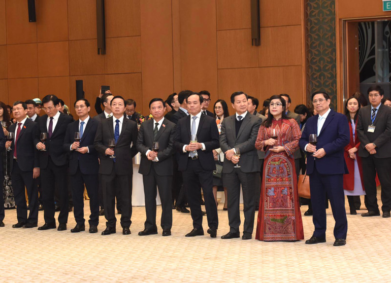 Thủ tướng Phạm Minh Chính, Phu nhân cùng các đồng chí lãnh đạo tại buổi chiêu đãi Đoàn Ngoại giao.