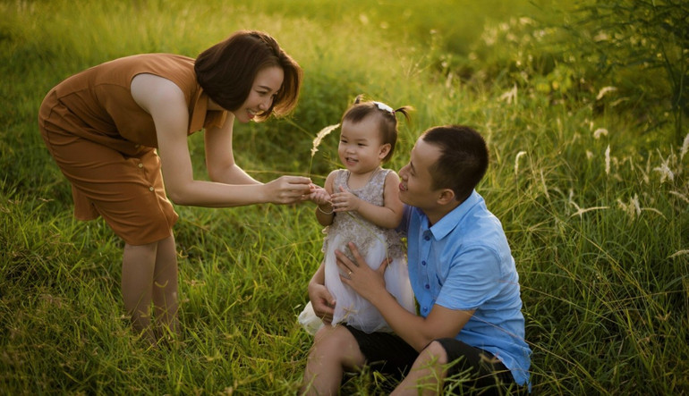 Gia đình chị Giang hạnh phúc khi chào đón 3 cô con gái.