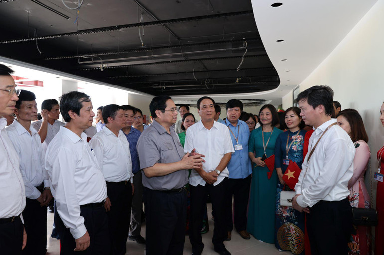 Thủ tướng Phạm Minh Chính thăm công trường xây dựng Trường Trung học phổ thông chuyên Hùng Vương.