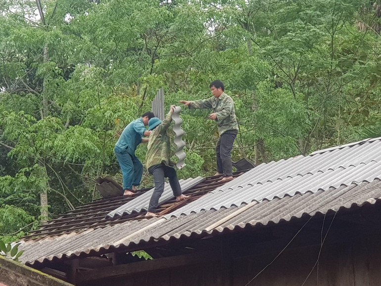 Người dân huyện Chiêm Hóa, Tuyên Quang giúp nhau sửa chữa nhà ở.