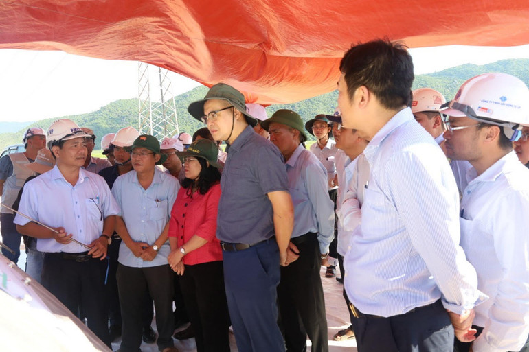 Đồng chí Phạm Đại Dương, Ủy viên Trung ương Đảng, Bí thư Tỉnh ủy Phú Yên và đoàn công tác nghe các nhà thầu báo cáo.