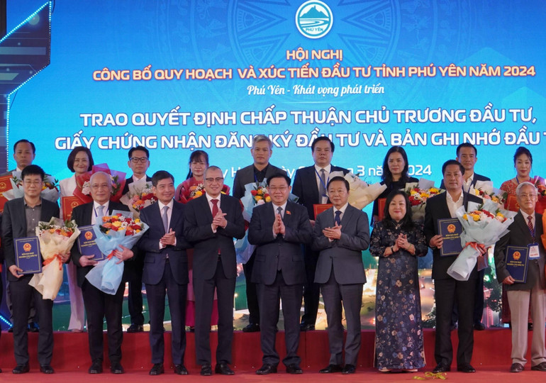 Tỉnh Phú Yên trao quyết định đầu tư, chứng nhận đầu tư cho các nhà đầu tư cho đại diện các doanh nghiệp, tập đoàn