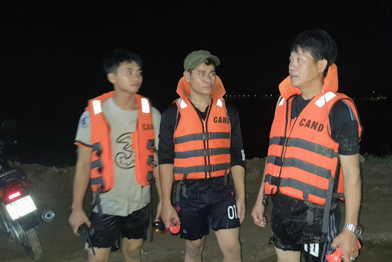 Các cán bộ chiến sĩ lực lượng Công an tham gia cứu hộ trên sông.