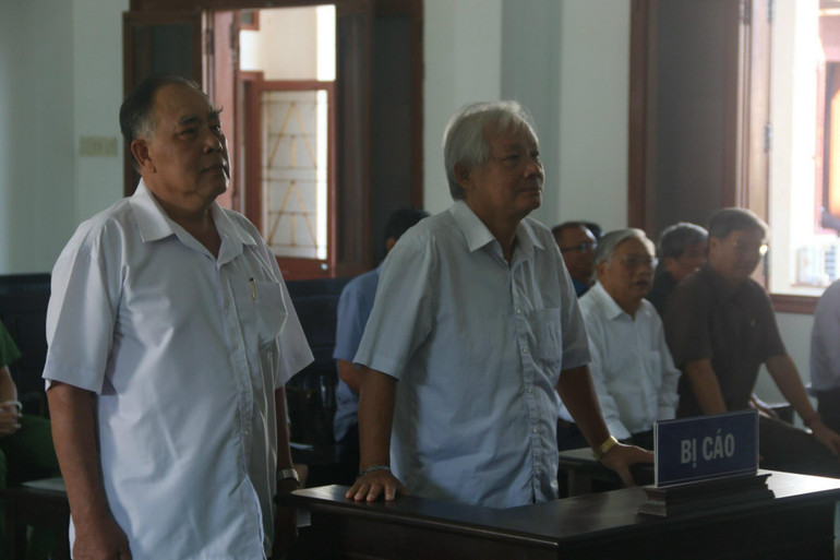 Các bị cáo Đỗ Duy Vinh, Phạm Đình Cự tại phiên tòa.