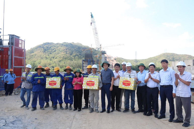 Đoàn công tác Tỉnh ủy Phú Yên tặng quà động viên các đơn vị thi công trên công trường.
