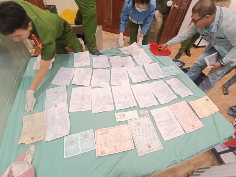 Lực lượng chức năng tiến hành khám xét chỗ ở các bị can, thu giữ các loại giấy tờ, đồ vật liên quan vụ án. Ảnh: Cơ quan Công an cung cấp Lực lượng chức năng tiến hành khám xét chỗ ở các bị can, thu giữ các loại giấy tờ, đồ vật liên quan vụ án. Ảnh: Cơ quan Công an cung cấp