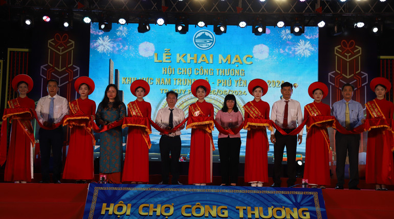 Lãnh đạo tỉnh tiến hành nghi thức khai mạc hội chợ.