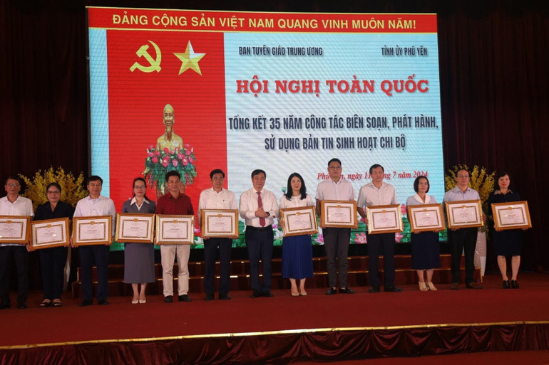 Trung ương khen thưởng 28 tập thể và 6 cá nhân có thành tích xuất sắc trong công tác biên tập và phát hành sử dụng Bản tin sinh hoạt chi bộ.