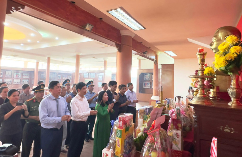 Các đồng chí lãnh đạo tỉnh Phú Yên dâng hương đồng chí Trần Phú tại di tích.